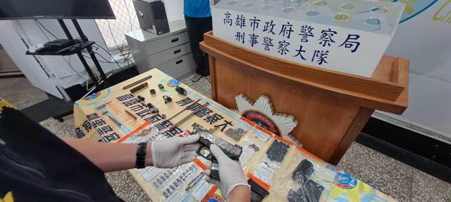 车内起获1把枪、3个弹匣、50颗子弹、弹头及弹壳、175颗弹壳底座半成品、灭音器、火药及制造工具等。（翻摄照片／高雄洪靖宜传真）