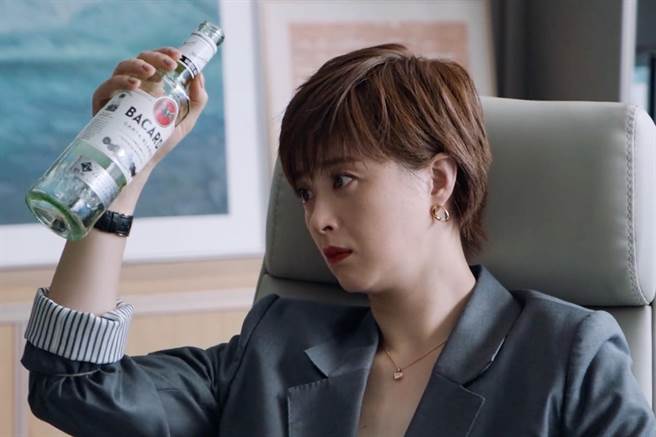 蒋欣在《我们的婚姻》因工作压力大，靠酗酒缓解。（中天娱乐台提供）