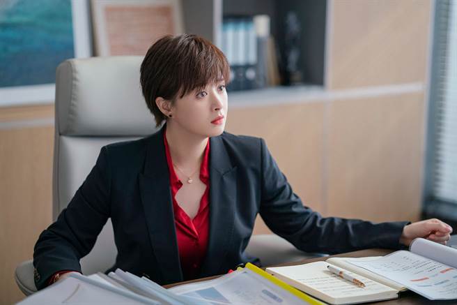 蒋欣在《我们的婚姻》饰演投资公司副总裁董思佳。（中天娱乐台提供）