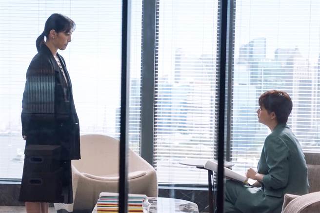 蒋欣（右起）在《我们的婚姻》饰演白百何的上司。（中天娱乐台提供）