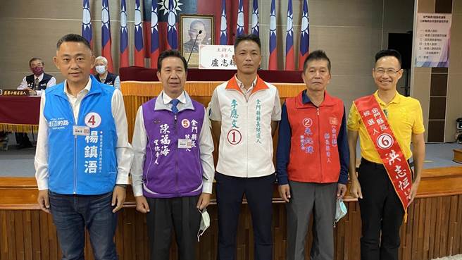 金門縣今（16日）舉行市長候選人政見發表會，金門前縣長陳福海不僅喊冤「東北試釀案」，也不斷拿自己上屆縣長政績與現任縣長楊鎮浯對比，他也喊話「楊鎮浯當了4年縣長、立委有更好嗎？」盼選民讓縣長做一任，讓他當選後，4年後再換楊鎮浯當。（于家麒提供）