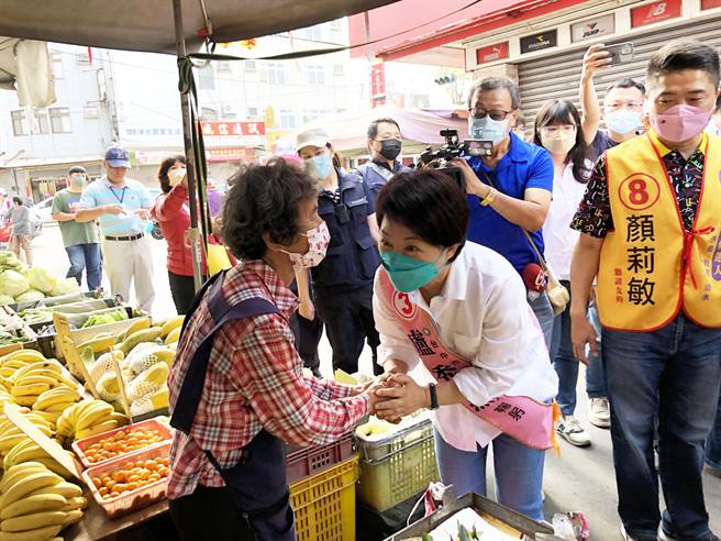 台中市長盧秀燕今天一早就到沙鹿大同街零售市場，親自向海線鄉親問好懇託。(陳世宗攝)