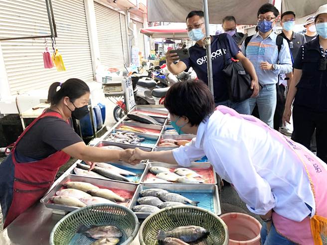 盧秀燕上午走訪沙鹿市場，秉持一貫親切滿分態度，加上柔軟身段，期盼用真誠懇託催出「婆媽票」。(陳世宗攝)