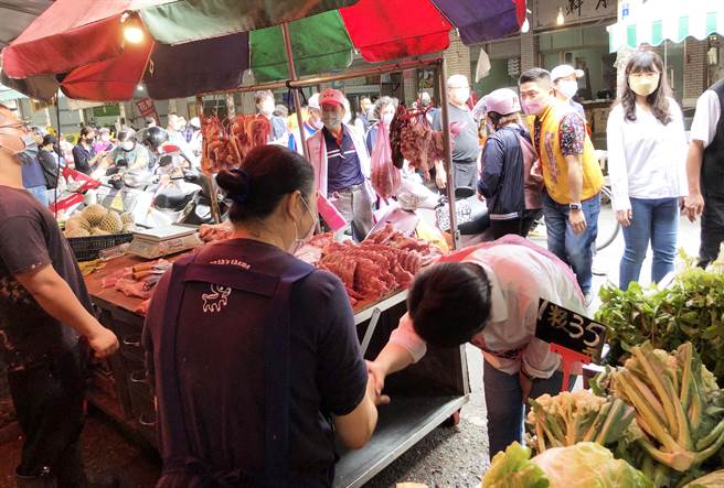 盧秀燕上午走訪沙鹿市場，秉持一貫親切滿分態度，加上柔軟身段，期盼用真誠懇託催出「婆媽票」。(陳世宗攝)