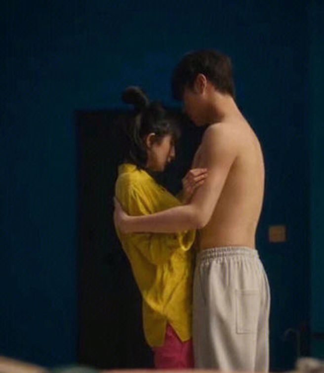 許凱裸上身遭網友批評「腰肥沒肌肉」。(圖/截圖自微博)