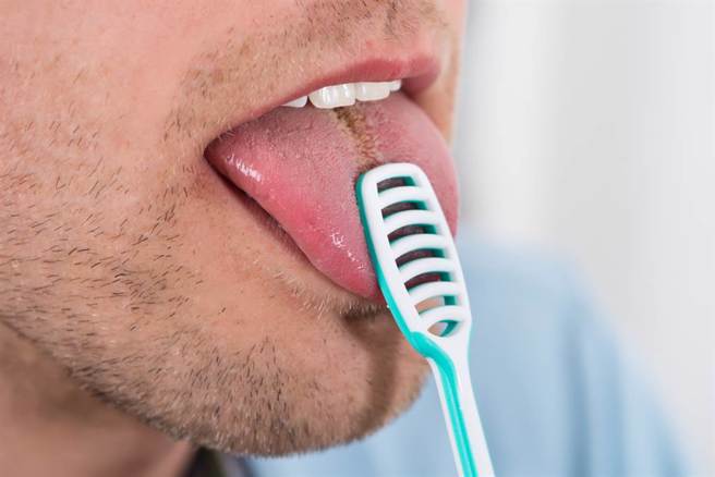 刷舌苔可以清除舌苔中的食物殘渣、降低齲齒的風險，但千萬不可以刷太用力。( 示意圖/ Shutterstock )