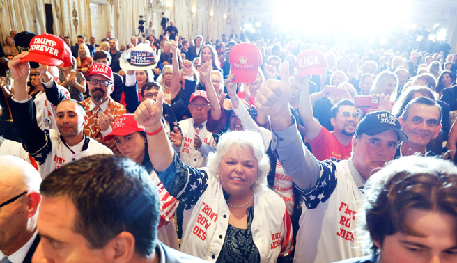 川普15日晚间在佛州海湖俱乐部正式宣布参选2024美国总统大选，现场有数百支持者。（图／路透社）