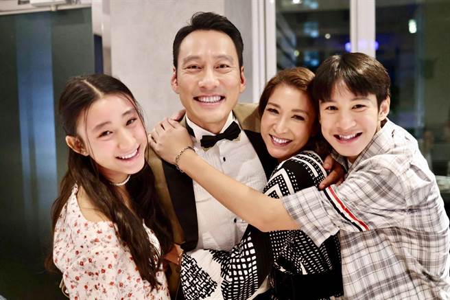 艾力克斯（左2）今年慶祝50歲生日。（艾迪昇傳播提供）