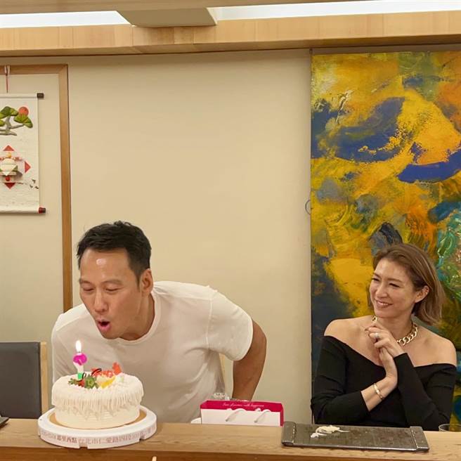 艾力克斯（左）笑說今年光是生日蛋糕就吃超過10顆。（艾迪昇傳播提供）