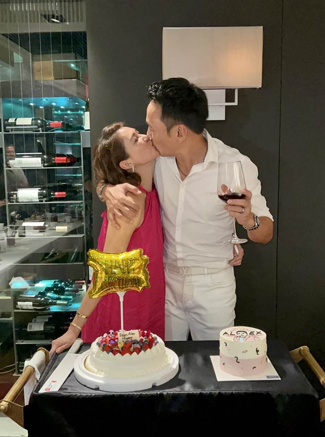 老婆李詠嫻（左）甜蜜獻吻艾力克斯。（艾迪昇傳播提供）