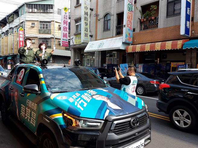 民进党台中市长候选人蔡其昌在立委何欣纯陪同下，一早前进太平区继续车队扫街。（冯惠宜摄）