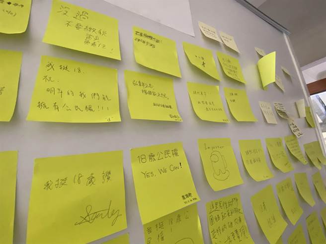 南一中學子在紅樓穿堂發起「修憲連儂牆」。（曹婷婷攝）