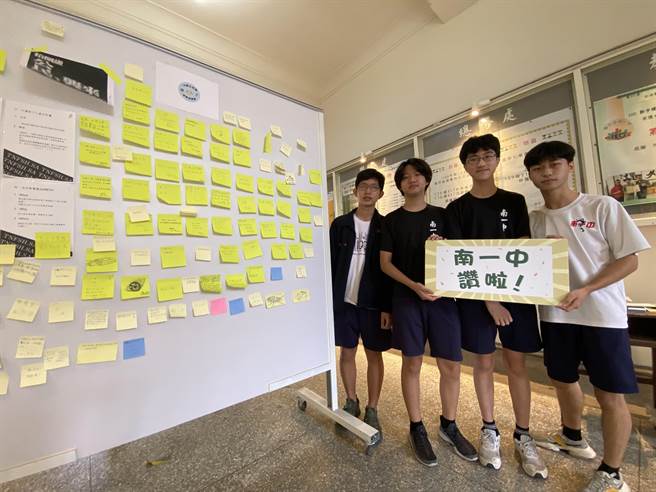 台南一中學生聯合會倡議「18歲公民權」的重要性，22日還將模擬公投。（曹婷婷攝）