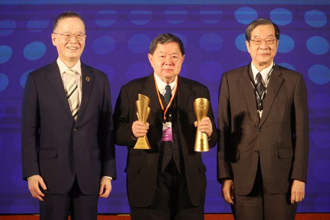 2022第五屆GCSF全球企業永續論壇16日舉行開幕式暨GCSA全球企業永續獎、TCSA台灣企業永續獎聯合頒獎典禮，遠東集團董事長徐旭東（中）得到本年度企業永續終身成就獎。（杜宜諳攝）