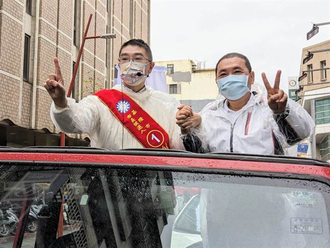 新北市長侯友宜（圖右）為國民黨基隆市長候選人謝國樑（圖左）輔選，共同進行車隊掃街。（張志康攝）