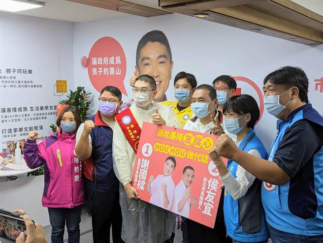 侯友宜與謝國樑共同進行車隊掃街，國民黨提名的市議員、里長候選人也一同爭取民眾支持。（張志康攝）