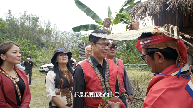 高雄市长陈其迈竞选团队16日推出最新竞选影片「陈其迈感性告白 邀请您共同谱写高雄未来」，影片走温馨路线，内容由陈其迈上任2年来，在大高雄38区上山下海的各项市政行程纪录及相关新闻片段所组成。（陈其迈竞总提供／洪浩轩高雄传真）