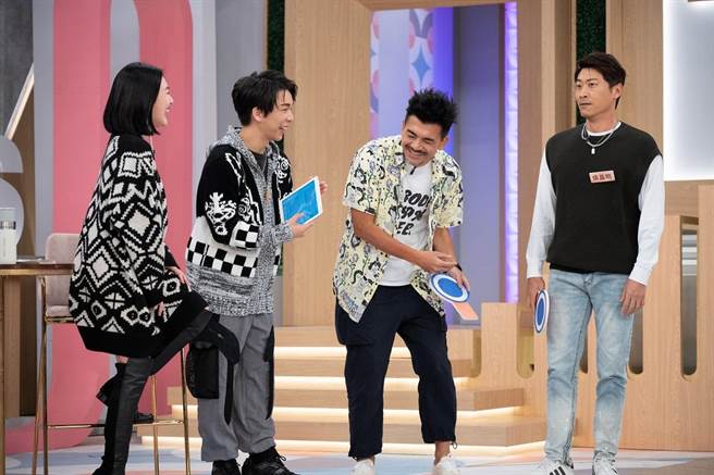 史丹利（左2）、侯昌明突然现身，让Gigi、曾雅兰超级傻眼。（东森综合提供）