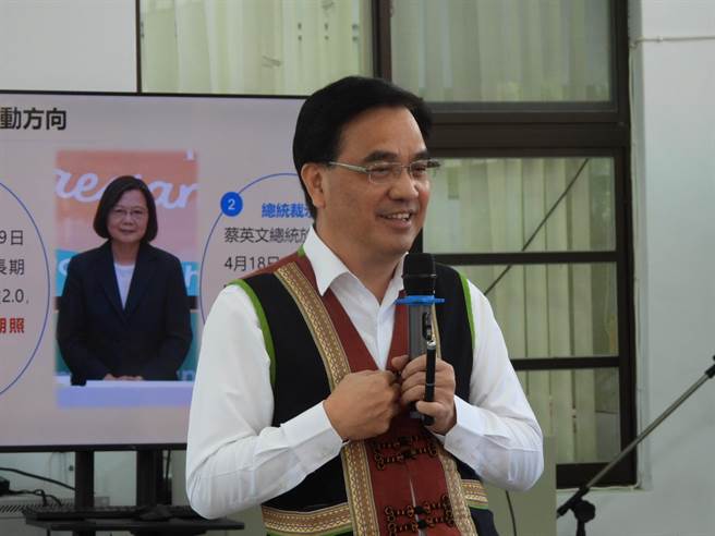 原民會主委夷將·拔路兒今赴花蓮縣壽豐鄉溪口原住民文化健康站關懷長者，並向長輩們用族語說明原民會加碼補助花東族人改善廁所的相關措施。（羅亦晽攝）