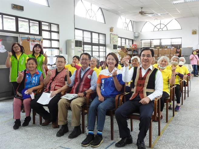 原民會主委夷將·拔路兒（前右一）今赴花蓮縣壽豐鄉溪口原住民文化健康站關懷長者，並向長輩們用族語說明原民會加碼補助花東族人改善廁所的相關措施。（羅亦晽攝）