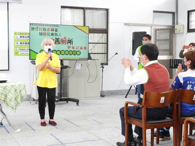 花蓮縣壽豐鄉溪口部落的陳阿嬤感謝原民會對族人的協助，不僅是文健站照護長者們的健康，廁所改善讓長輩如廁更加安全。（羅亦晽攝）