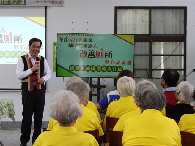 原民會主委夷將·拔路兒今赴花蓮縣壽豐鄉溪口原住民文化健康站關懷長者，用族語與長輩們互動，逗得現場笑聲連連。（羅亦晽攝）