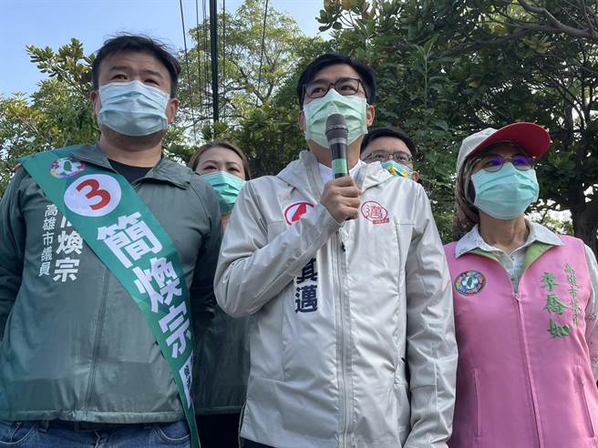 國民黨高雄市長候選人柯志恩批評，高雄16日的AQI數值高達154，是台中、台北的好幾倍。對此，高雄市長陳其邁受訪時列舉市府多元配套改善空品的措施作為回應。（洪浩軒攝）