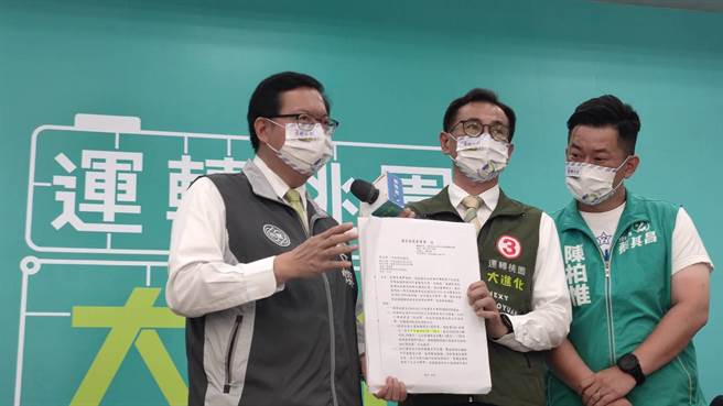 有媒體爆料民眾黨5名立委可能涉嫌詐領助理費，民進黨桃園市長候選人鄭運鵬表示，民眾黨對手賴香伶對新竹市長候選人高虹安傳苛刻勞工這種行為完全不表達看法，顯然是雙標。（賴佑維攝）