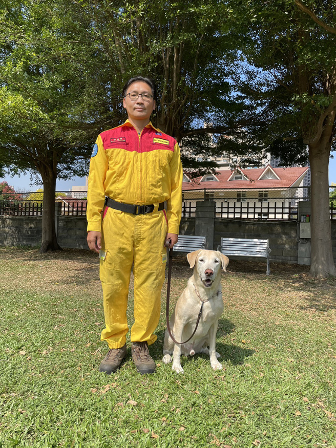 Roger是今年唯一通过全国灾害搜救犬IRO国家评量检测高级认证的搜救犬。(图片提供/ 高雄市消防局特搜中队 苏冠铭)
