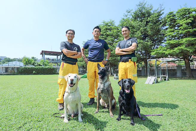 高市府消防局特搜中队搜救犬队的领犬员和搜救犬(左：Roger、中：传八、右：Zoe)曾共赴许多任务，走过无数灾害现场，彼此默契十足。(摄影/ Carter)