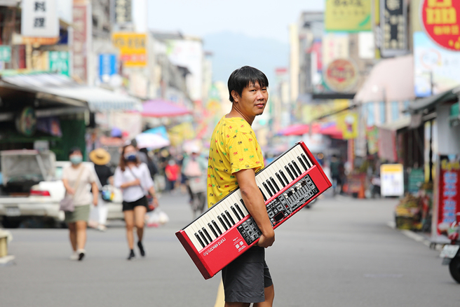 台青蕉乐团团长王继维对家乡旗山有着浓厚情感，毕业后返乡用摇滚乐翻转小镇故事。(摄影/Carter)