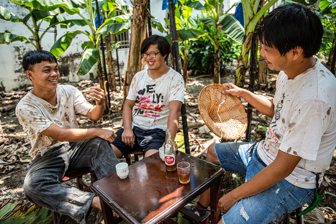 台青蕉乐团舞台上摇滚歌唱，下了舞台则戴着斗笠、穿工作服去香蕉园工作，在这片土地种下青春的希望。(图片提供/台青蕉乐团)