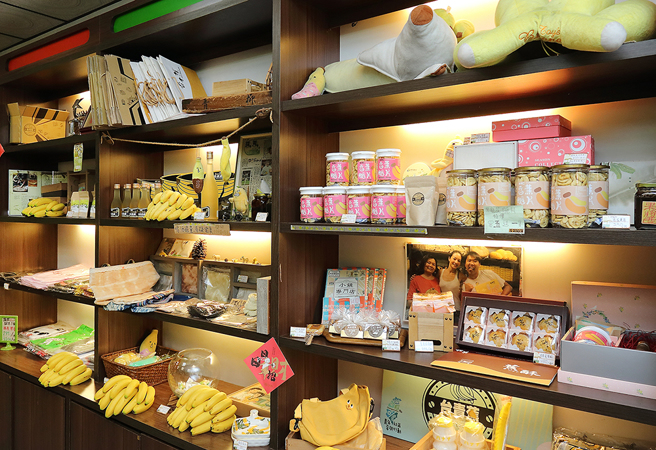 「台青蕉香蕉创意工坊」，展售香蕉冰、各式香蕉饮品、香蕉蛋糕与文创商品等香蕉延伸商品。(摄影/Carter)