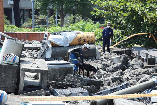 灾难现场常见搜救犬和领犬员的身影，不畏危险、克服各种地形，把握黄金72小时救人。(摄影/ Carter)