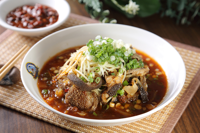 「凉拌羊肚」的黑色外表是未经漂白的真实顏色，羊肚需洗乾净后先川烫过，再加高汤熬煮，新鲜的羊肚清爽脆口，搭配豆瓣酱和白醋调制的酱汁，酸香微辣，相当开胃。(摄影/Carter)