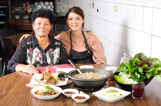 林秀玉和承接家业的小女儿林庭羽聊起满福的羊肉和蔬菜，尽是自信与骄傲。(摄影/Carter)
