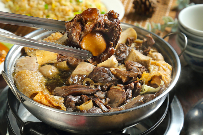 高汤只用了老姜熬煮，并加入自己腌制的笋片和高丽菜增鲜，除了羊蹄、羊头和中腹三层肉以外的全羊精华，都浓缩在这锅羊肉炉里。(摄影/Carter)