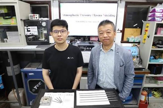 台科大机械系郭俞麟教授(右)指导台科大机械所蔡明骏同学，「常压电浆快速渗氮对冷作模具钢抗衝击耐磨性能之研究」获得 台湾区模具工业同业公会 2022年模具暨应用产业技术论文奖杰出奖的肯定。(台科大提供／李侑珊台北传真)