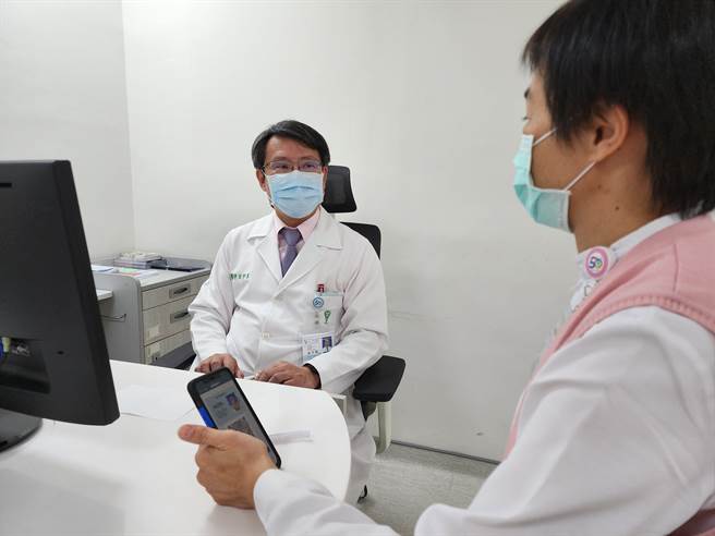 奇美医学中心率先云嘉南全科门诊实施虚拟健保卡。(曹婷婷摄)