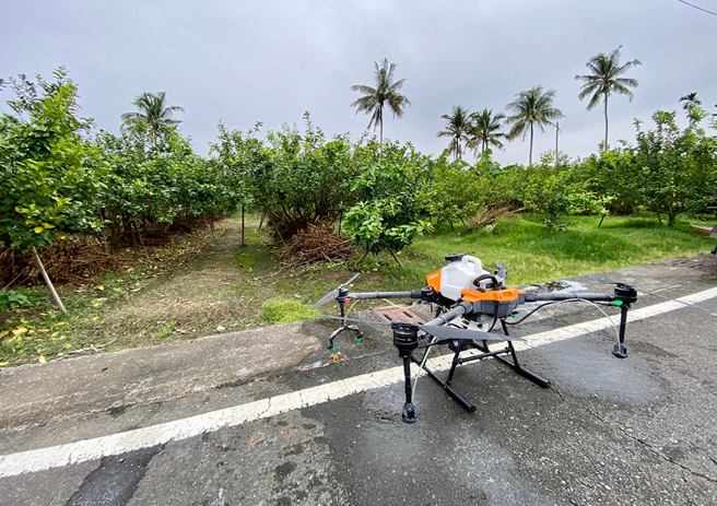 悠綠客農場導入無人機進行病蟲害防治，空中作業的無人機搭載專用多角度噴頭，噴灑效率更高，大幅降低人力與時間成本。(圖片提供/悠綠客農場)