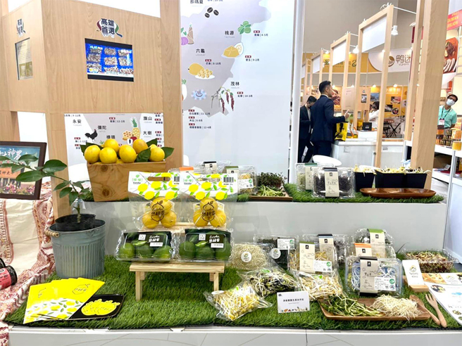 高市府農業局去年已輔導16位農友投入智慧設備，未來也將擴大服務類型，讓更多農友能經由智慧農業協助減輕農務的負擔。(圖片提供/悠綠客農場)