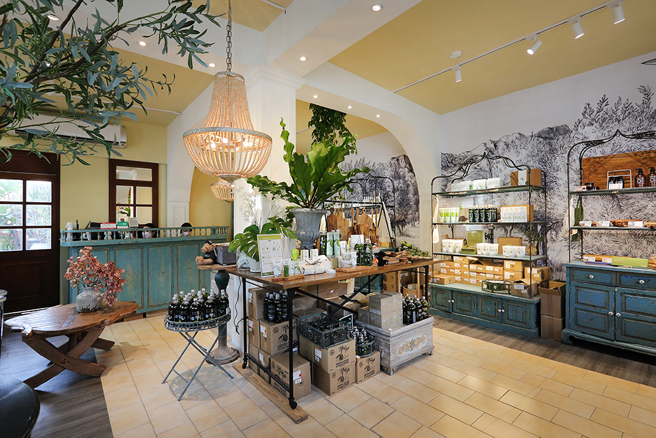 每一间进驻的店面都发挥个人特色，像是以台电过去员工澡堂改建的「一颗橄榄」专卖店，为古朴老平房带来南法风情。(摄影/Carter)