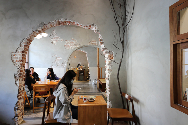 咖啡店「若生静巷」提供手制甜点与自家烘焙的精品咖啡，风格独具的店内氛围和香醇咖啡，成为网路的人气新热点。(摄影/Carter)