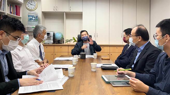 林为洲（中）邀请教育部、台大、台科大及县府教育局开协调会，研议在竹北市催生附属中学。（林为洲竞办提供／罗浚滨新竹传真）