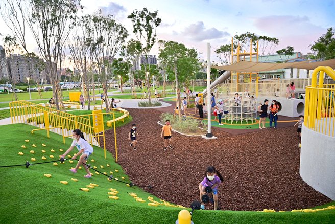 篱仔内公园设置地形游戏场、燃烧塔溜滑梯、磨石子滑梯、攀爬斜坡和秋千游具组、创意的伸缩木桩、躲藏山洞和迷宫攀爬架等，是儿童专属游戏场。(图片提供/高雄市政府工务局养护工程处)