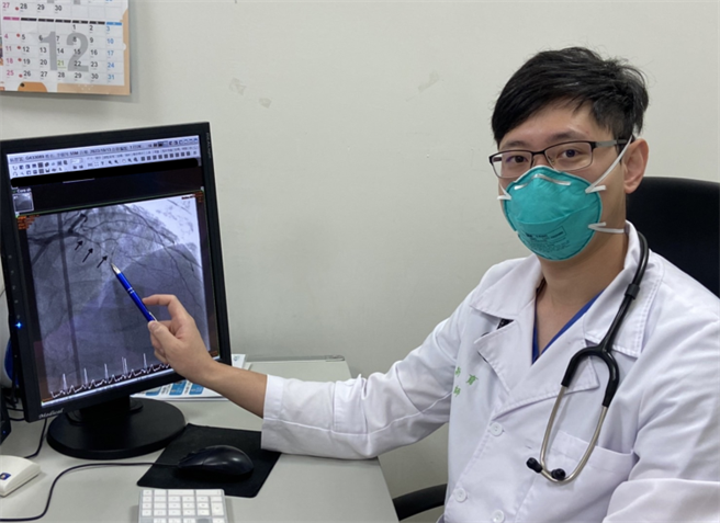 心臟血管科医师曾新育提醒，应留意心血管疾病的警讯，尤其新冠肺炎确诊病人，不要将胸痛仅视为病毒感染的后遗症，建议注意不舒服的频率及时间等，并尽速就医治疗。（台大新竹分院提供／邱立雅竹县报导）