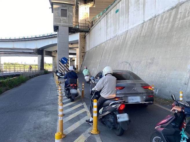 自小客車開上機車道造成大回堵。（警方提供）