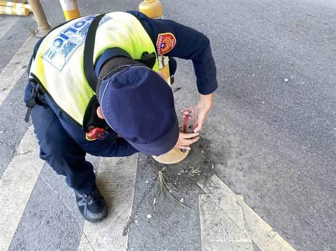警方拆除交通桿讓賴的車子迴轉。（警方提供）