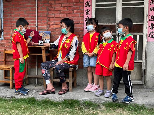 幼兒園小朋友還幫長輩量血壓。（吳建輝攝）