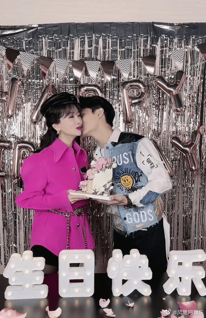 赵雅芝儿子献上一吻。（图／微博）